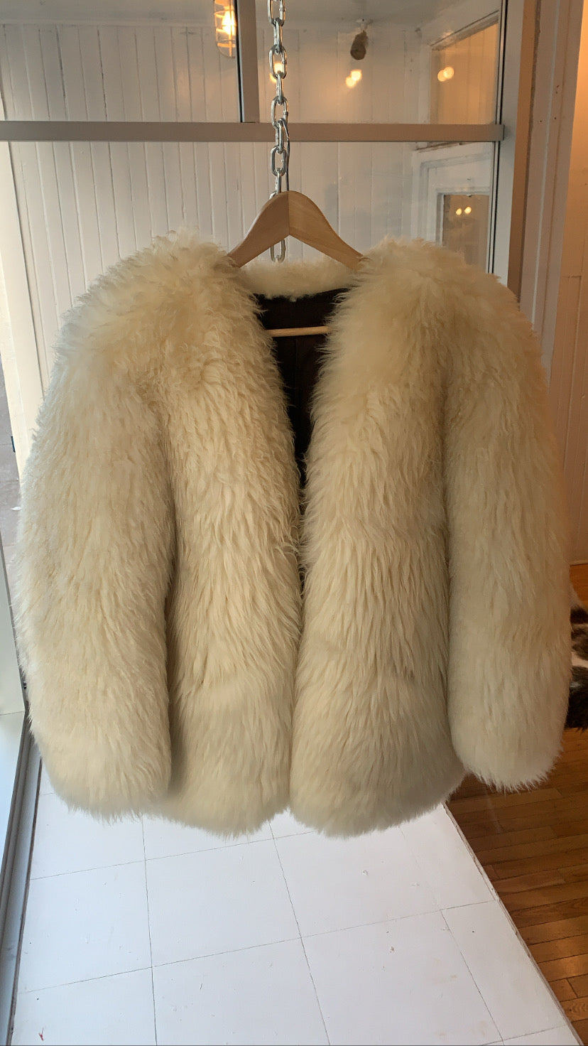 LUXURY CONSIGNMENT - Very Very Voluminous Sheepskin Coat